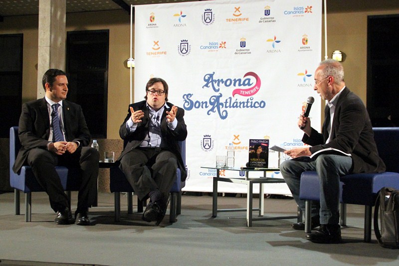 Pablo Pineda (c) junto al alcalde de Arona (izq.), José Julián Mena, y el periodista Carmelo Rivero. / DA