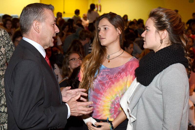 El expresidente del Gobierno dialoga con dos alumnas del colegio Alemán antes de su conferencia. / S. MÉNDEZ
