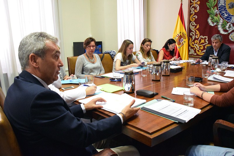 Óscar García (i), durante su comparecencia en la Comisión de Control municipal celebrada ayer. / DA