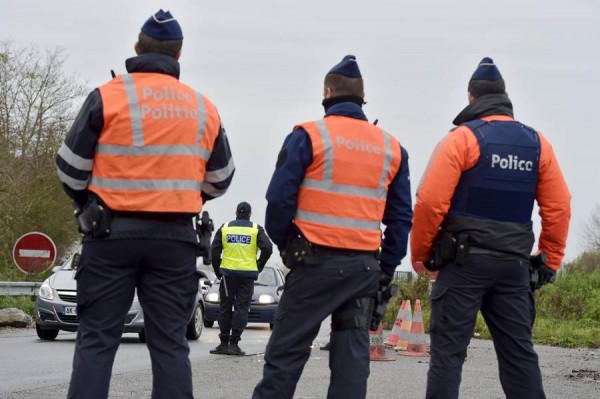 Policías franceses y belgas en la frontera. | REUTERS