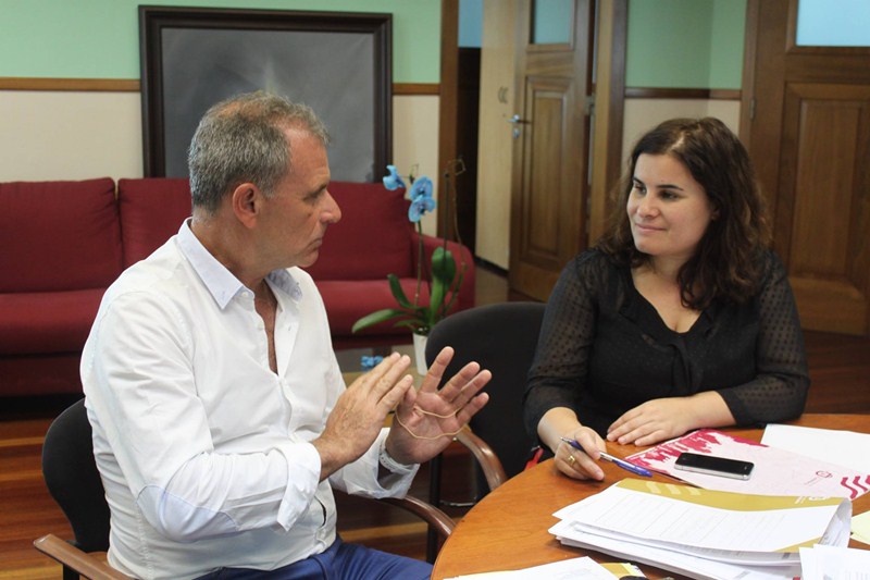 Fernando Alduán, en la imagen junto a Mari Brito, reconoce que ha faltado diálogo con los empresarios. / DA