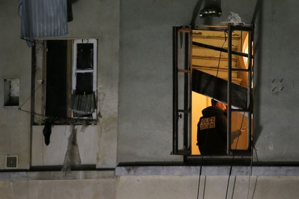 Un policía en el apartamento de Saint Dennis donde estaban algunos terroristas. | REUTERS