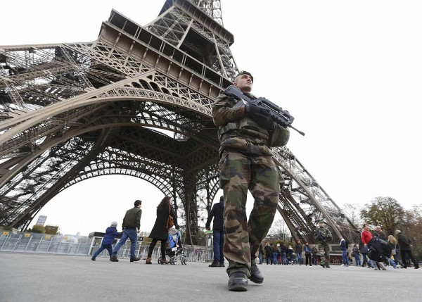 Un militar francés hace guardia bajo la Torre Eiffel. | REUTERS