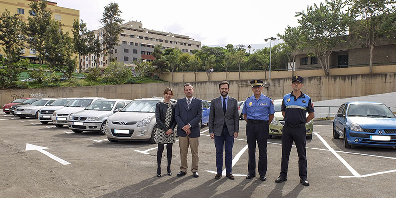 Las autoridades locales, durante la presentación a la prensa del estacionamiento habilitado para Navidad. / DA