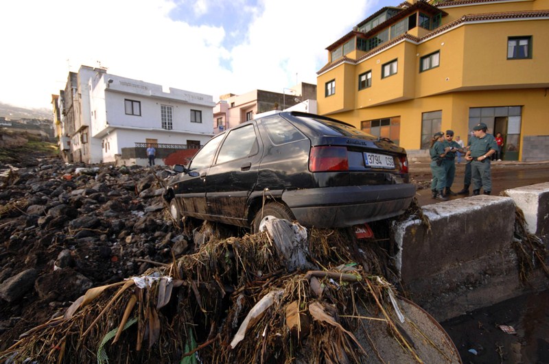 La urbanización de los barrancos, por cuyos cauces pasan incluso carreteras, agrava en Canarias los daños de las lluvias torrenciales. / M.P.
