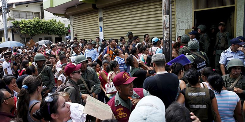 Las colas para poder adquirir alimentos básicos se ha instalado en la rutina de Venezuela, que sufre un severo desabastecimiento. / REUTERS
