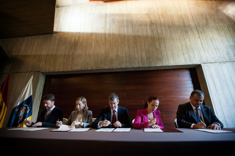 Carlos Alonso, Ana Pastor, Fernando Clavijo, Patricia Hernández y José Alberto Díaz firmaron ayer el convenio. / ANDRÉS GUTIÉRREZ
