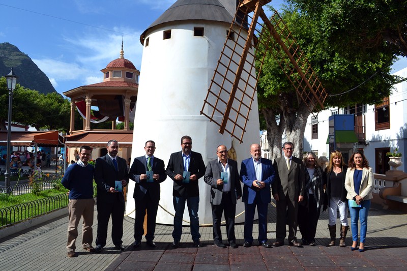 Autoridades y organizadores presentaron ayer la XX edición, junto a un molino de viento en la plaza. / DA