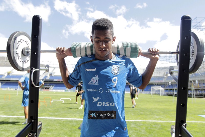 Lozano, durante un entrenamiento en el estadio. / S.F. Tenerife preseason training session. In this picture, Lozano.