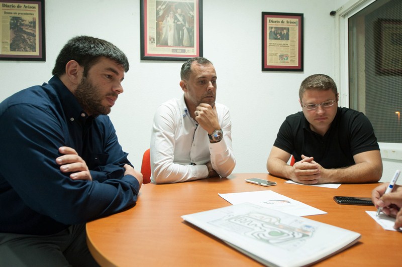 De izquierda a derecha, Armiche Armas, Carlos Puig -gerente de Evanya Sport Team- y José Miguel Cabrera. / FRAN PALLERO 