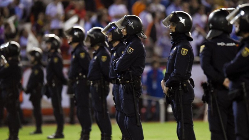 Un millar de policías y más de 1.400 vigilantes velarán por la seguridad del clásico del fútbol español. / EP
