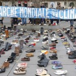 Manifestación contra el cambio climático en París. Al estar en estado de emergencia y prohibidas las manifetaciones, los parisinos han dejado zapatos en un acto muy simbólico. | REUTERS