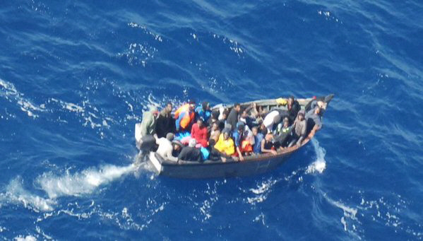 La imagen tomada por el avión de Salvamento revela la cifra aproximada de ocupantes de la patera. / SALVAMENTO