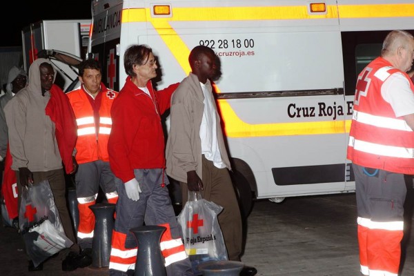 La Cruz Roja y la Policía Nacional haciéndose cargo de las personas rescatadas anoche de una patera. | GERARD ZENOU