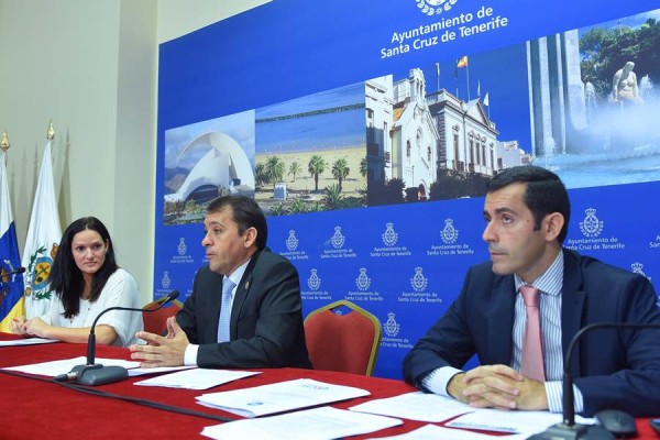 Zaida González, José Manuel Bermúdez y Juan José Martínez, ayer, durante la presentación de los presupuestos municipales para 2016. | S. MÉNDEZ 