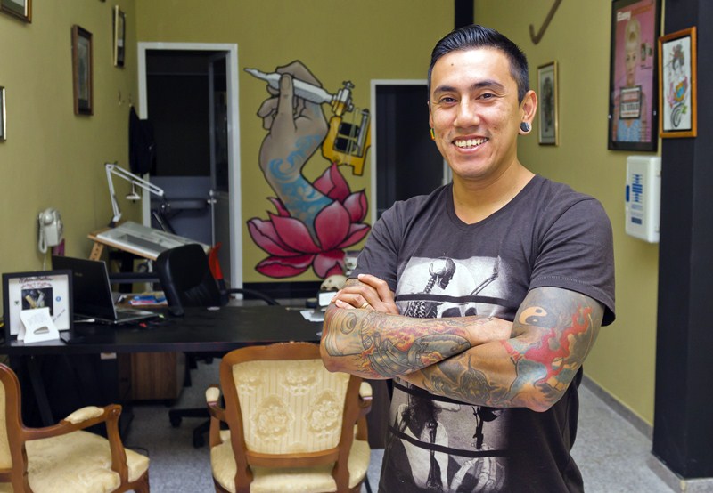 El tatuador Charles Gámez, en su estudio de la capital tinerfeña. / DA