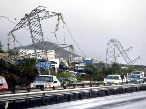 Torres eléctricas tiradas por la tormenta tropical Delta. | DA 