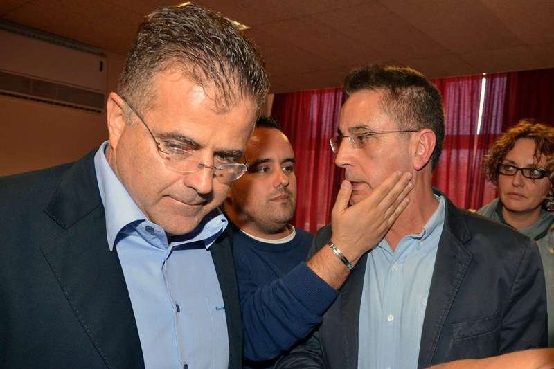González Reverón (derecha), el día que dimitió como alcalde (12 noviembre 2012), junto a Antonio Sosa. / DA