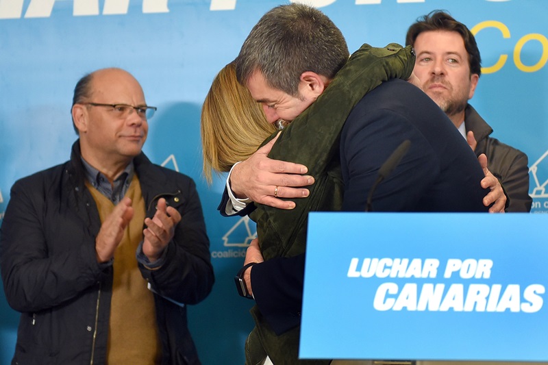 Ana Oramas y Fernando Clavijo se abrazaron tras la comparecencia. / S. M.