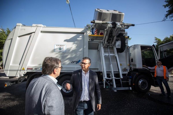 Dámaso Arteaga presentó ayer los dos nuevos vehículos híbridos para recogida de residuos. | ANDRÉS GUTIÉRREZ