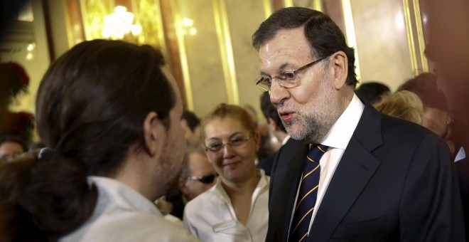 Mariano Rajoy y Pablo Iglesias, en uno de los corrillos durante la recepción por el día de la Constitución. / EP