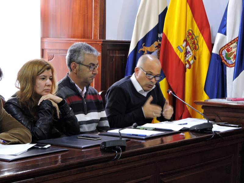 Javier Mederos, a la derecha, fue el encargado de dar cuenta de los detalles del presupuesto. | NORCHI