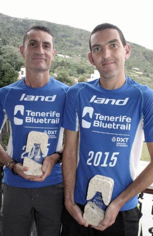 José Manuel y José Carlos con sus trofeos de la Bluetrail. | DA