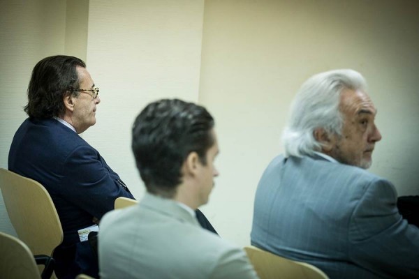 Los demandados Hernandis (i) y Reyero (d); al centro, el demandante Piñeiro, ayer en el juzgado. | A. GUTIÉRREZ