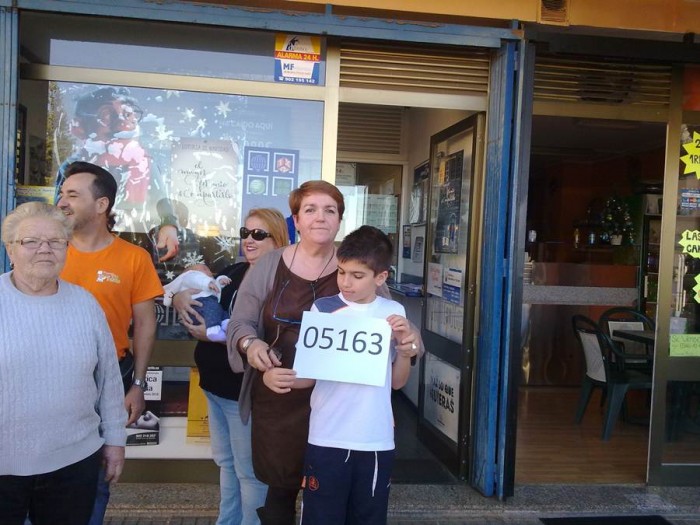 María Montaña junto a su hijo Álvaro, muestran orgullosos el número ganador. | DA