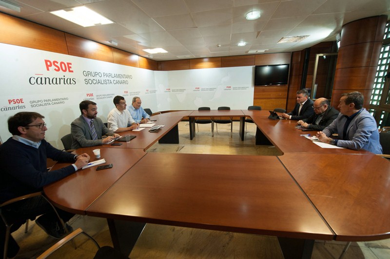 La reunión de la mesa de seguimiento del pacto tuvo lugar ayer en la sede del PSOE en el Parlamento. / F. P.