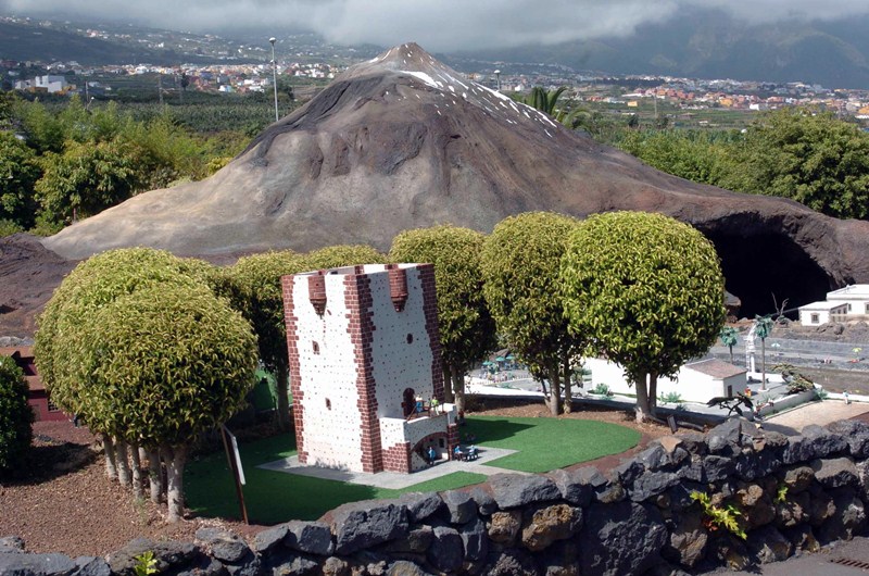 Maqueta de PuebloChico en la que se reproduce el Teide y la Torre del Conde, en la isla de La Gomera. / DA