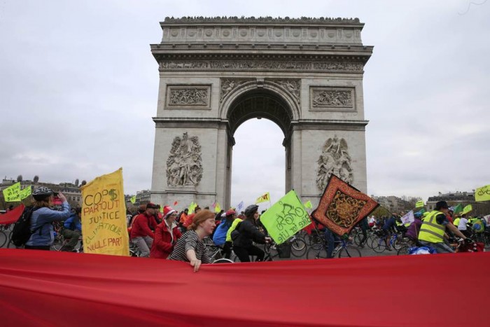 Marcha de ciclistas con el Arco del Triunfo de fondo. | REUTERS