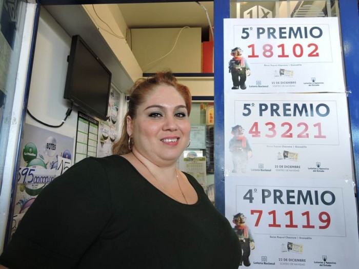Yudelkys González, junto al cartel con los tres premios que repartió ayer La Chasnera. | NORCHI