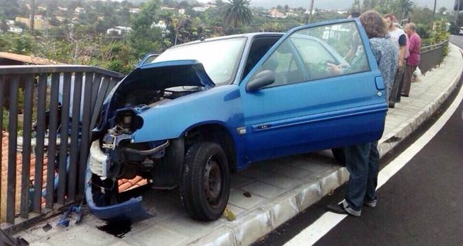 Dos heridos leves al colisionar un coche contra una valla en La Palma