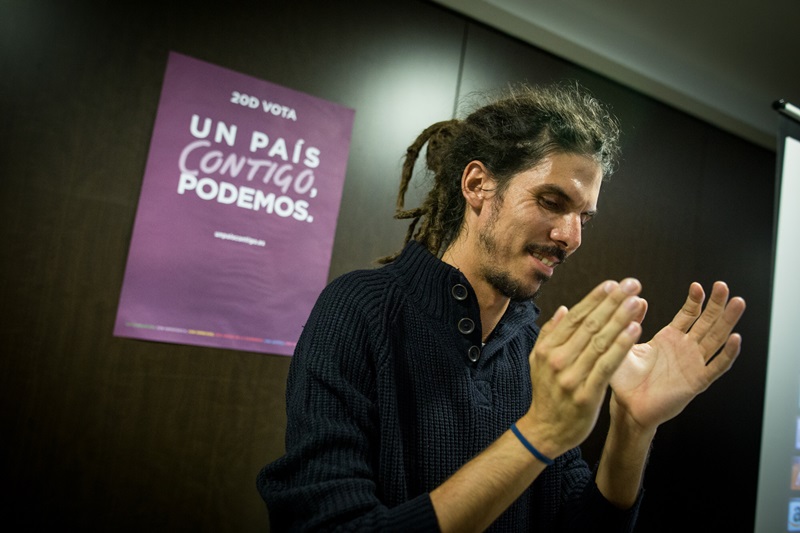 Alberto Rodríguez, ayer, celebrando los resultados obtenidos por Podemos en Canarias. / ANDRÉS GUTIÉRREZ