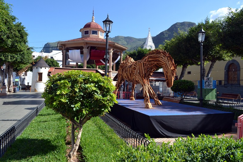 La escultura de Stinga, que levanta expectación en Los Silos, se quedará en la plaza hasta el próximo año. / DA