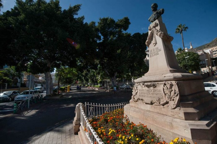 La popular estatua ha visto crecer la ciudad a su alrededor durante estos 100 años, desde una rotonda en medio de la Rambla. | FRAN PALLERO 