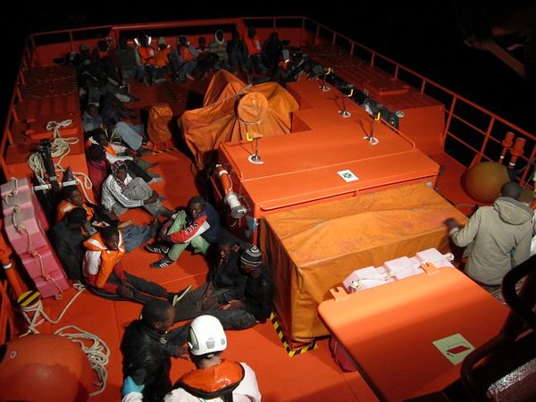 Salvamento rescató hace dos días a 47 inmigrantes subsaharianos que viajaban hacia las Islas. / SALVAMENTO