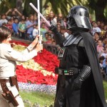 Numerosos fans de Star Wars se reunieron ayer en el Reloj de Flores para disfrutar de la exhibición. | S. MÉNDEZ
