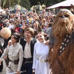 Numerosos fans de Star Wars se reunieron ayer en el Reloj de Flores para disfrutar de la exhibición. | S. MÉNDEZ