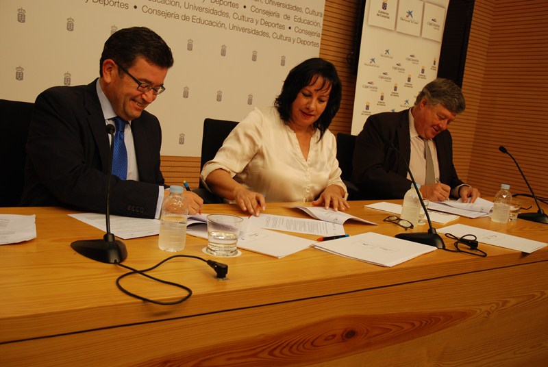 Juan Ramón Fuertes (i), Soledad Monzón y Alberto Delgado, ayer, durante la firma del acuerdo. / DA
