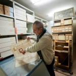 Reportaje sobre el archivo histórico de La Laguna y el laboratorio de restauración. | FRAN PALLERO