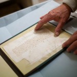 Reportaje sobre el archivo histórico de La Laguna y el laboratorio de restauración. | FRAN PALLERO