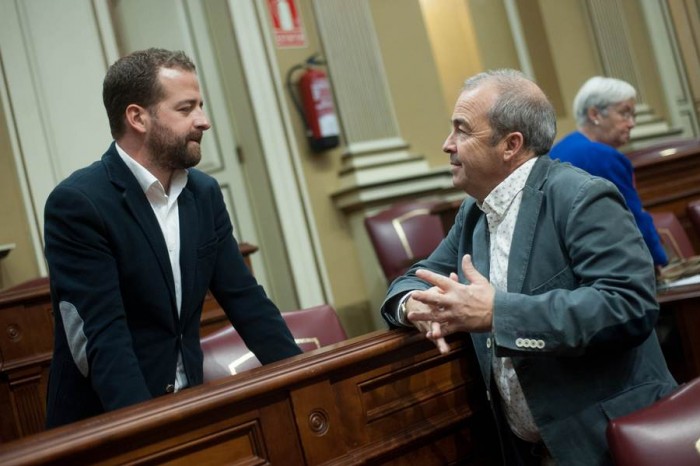 Juan Márquez conversa con el también diputado de Podemos Paco Déniz. | FRAN PALLERO