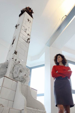 La artista Nayra Martín, junto a su obra de tres metros de altura. | DA
