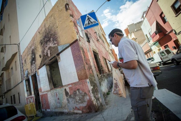 La casa, ubicada en la calle de Enrique Anaga, se incendió hace dos años y desde entonces se ha convertido en un foco de infección. | ANDRÉS GUTIÉRREZ