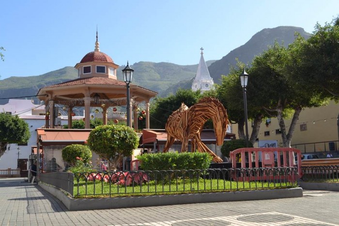 La escultura de madera del caballo de Don Quijote permanece desde finales de noviembre en la plaza de La Luz, a petición de los vecinos. | DA