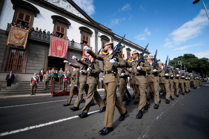 La Pascua Militar motivó ayer el desfile de tropas frente a la sede de la Capitanía General de Canarias, en Santa Cruz de Tenerife. / FRAN PALLERO 
