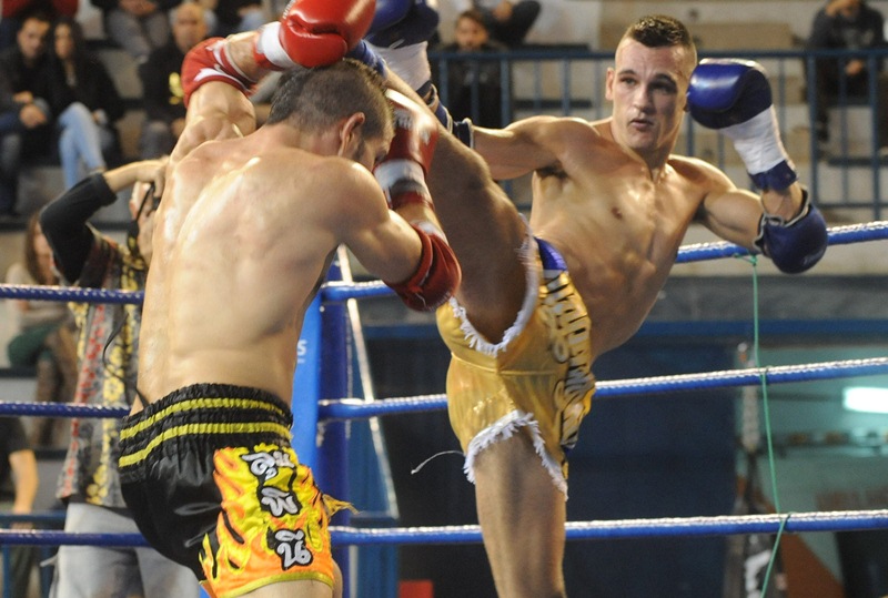 Carlos Araya patea a un rival durante uno de los combates de su carrera. / SERGIO MÉNDEZ 