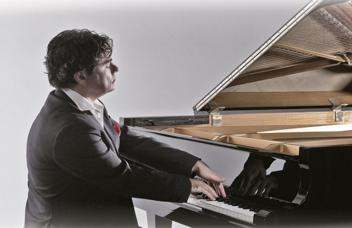 El pianista tinerfeño Gustavo Díaz Jerez, en un instante de la grabación. / DA